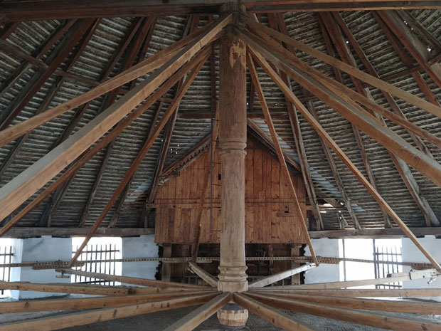 У облику је пирамиде, у центру висок 8,55 метара и јединствен је у Србији: Обновљен 120 година стар млин сувача у Кикинди